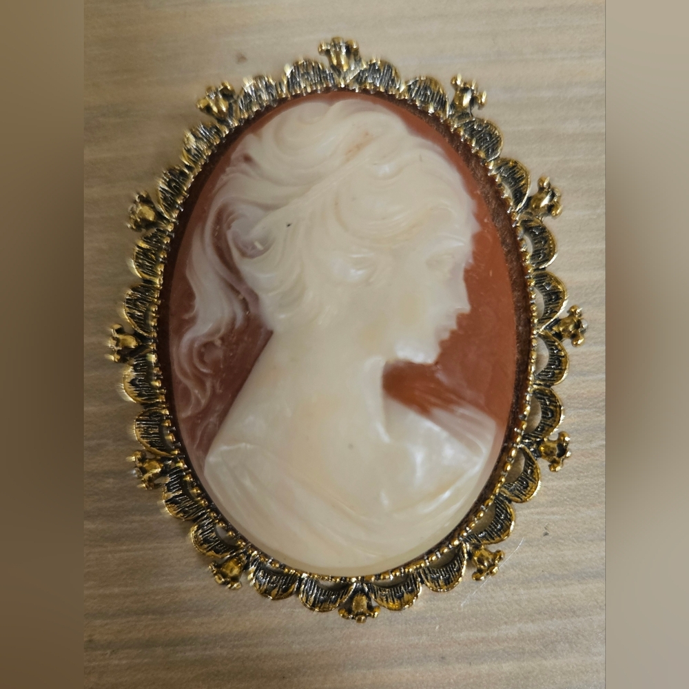 Antique Vintage Gerrys Gold Tone Hand Carved Cameo Lady 3D Brooch Pin Victorian